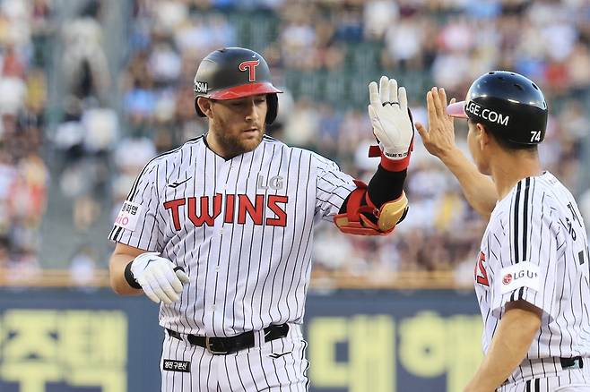 LG 트윈스 외국인 타자 오스틴 딘이 19일 서울 잠실야구장에서 열린 2025 신한 SOL Bank KBO리그 롯데 자이언츠와의 팀 간 12차전에서 4안타를 기록, 팀 승리에 힘을 보탰다. 사진 연합뉴스