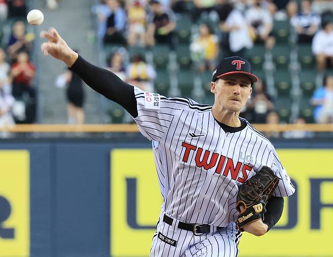 LG 트윈스 외국인 투수 톨허스트가 19일 서울 잠실야구장에서 열린 2025 신한 SOL Bank KBO리그 롯데 자이언츠와의 팀 간 12차전에 선발등판, 6이닝 무실점으로 승리투수가 됐다. 사진 연합뉴스