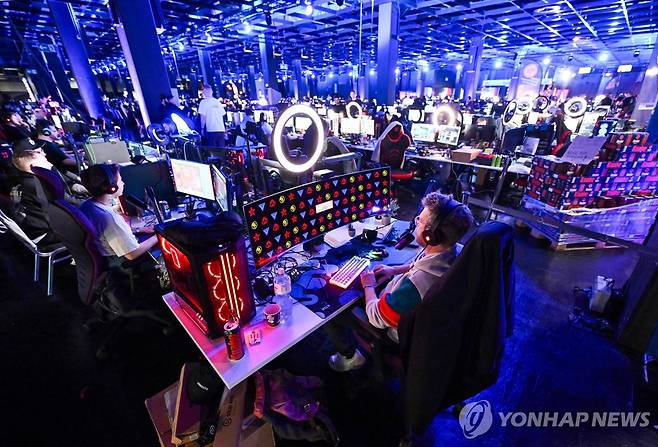 게임스컴 2024에 참여해 게임을 즐기는 참가자들의 모습 [AFP 연합뉴스 자료사진. 재판매 및 DB 금지]