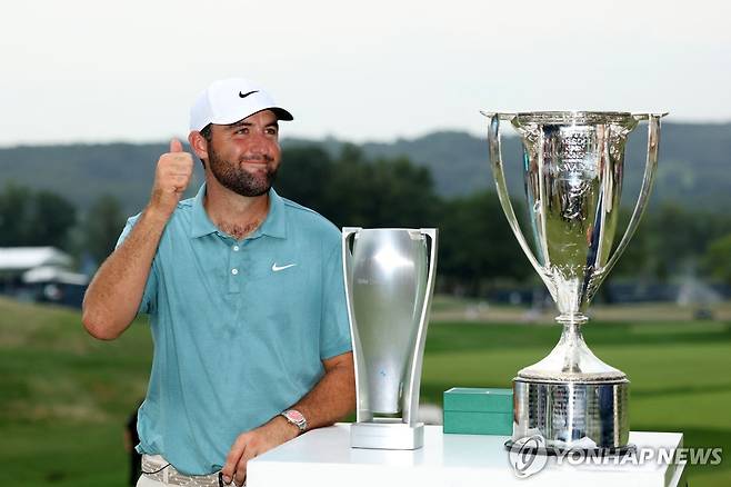 우승 트로피 앞에서 덤덤한 셰플러 [AFP=연합뉴스]