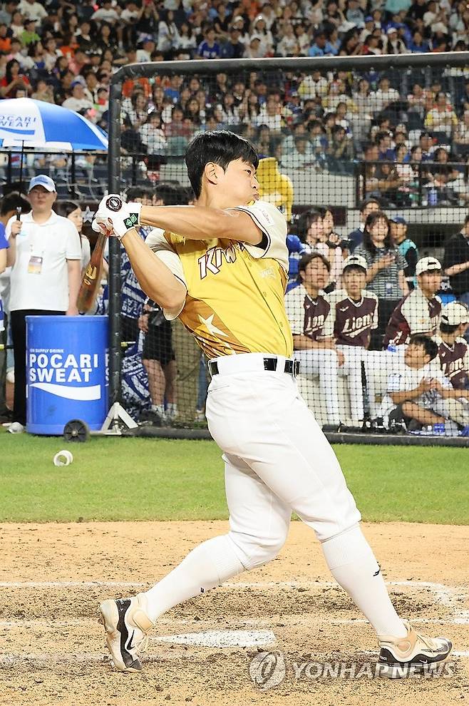 홈런 더비 타격하는 송성문 (대전=연합뉴스) 강수환 기자 = 키움 송성문이 11일 오후 대전 한화생명볼파크에서 열린 '2025 KBO 올스타 프라이데이' 컴투스프로야구 홈런 더비에서 타격하고 있다. 2025.7.11 swan@yna.co.kr