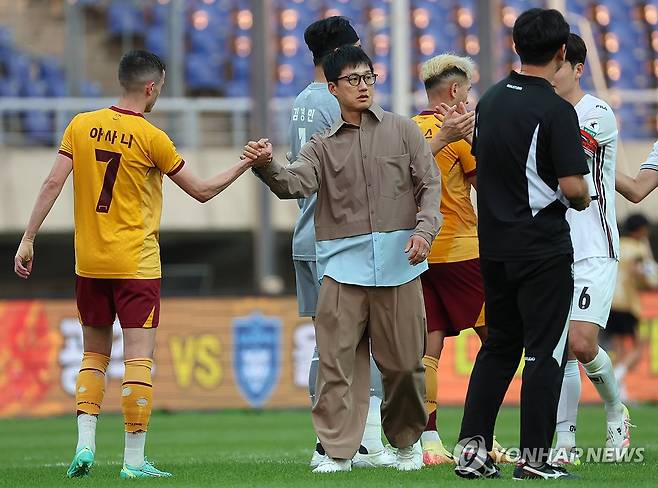 아사니 격려하는 이정효 감독 (광주=연합뉴스) 조남수 기자 = 25일 광주월드컵경기장에서 열린 K리그1 2025 15라운드 광주FC와 강원FC의 경기. 광주 이정효 감독이 경기를 마치고 아사니와 하이파이브 하고 있다. 2025.5.25 iso64@yna.co.kr