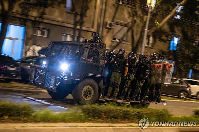 세르비아 수도 베오그라드의 진압 경찰들  [AFP=연합뉴스. 재판매 및 DB 금지]