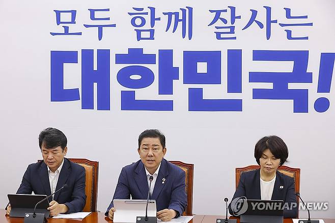 원내 대책 발언하는 김병기 원내대표 (서울=연합뉴스) 황광모 기자 = 더불어민주당 김병기 원내대표가 19일 국회에서 열린 원내대책회의에서 8월 임시국회에서 처리를 추진할 법안에 대해 말하고 있다. 2025.8.19 hkmpooh@yna.co.kr