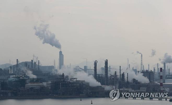 수증기 피어오르는 공장 단지 (여수=연합뉴스) 형민우 기자 = 전남 여수시 여수국가산업단지에서 하얀 수증기가 올라오고 있다. 2020.12.7 minu21@yna.co.kr