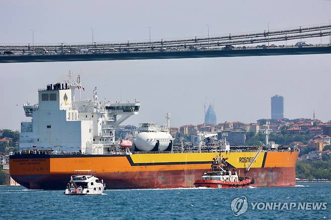 보스포루스 해협을 지나는 러시아 유조선 [로이터=연합뉴스 자료사진]