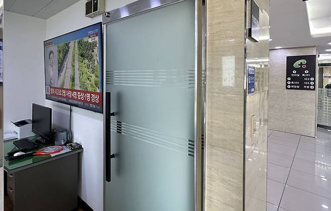 청도 철도사고 사망자 안치 장례식장에 송출되고 있는 철도사고 소식 [촬영 윤관식]