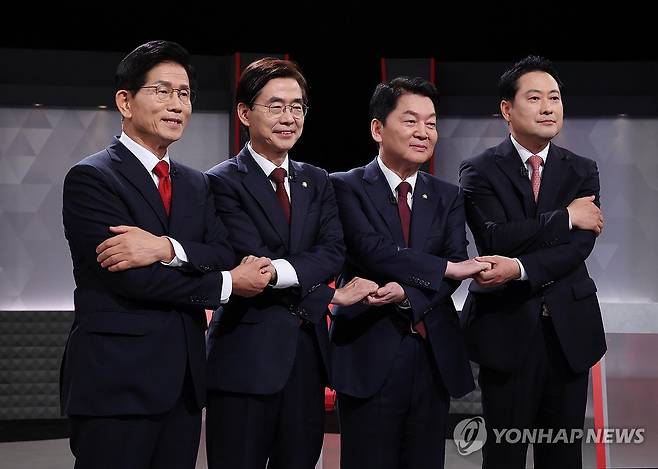 2차 텔레비전 토론회에서 기념촬영하는 국민의힘 당 대표 후보들 (서울=연합뉴스) 국민의힘 당 대표 선거에 출마한 후보들이 17일 서울 여의도 KBS에서 열린 2차 텔레비전 토론회에 앞서 기념 촬영을 하고 있다.
    (왼쪽부터) 김문수, 조경태, 안철수, 장동혁 후보. 2025.8.17 [국회사진기자단] hkmpooh@yna.co.kr