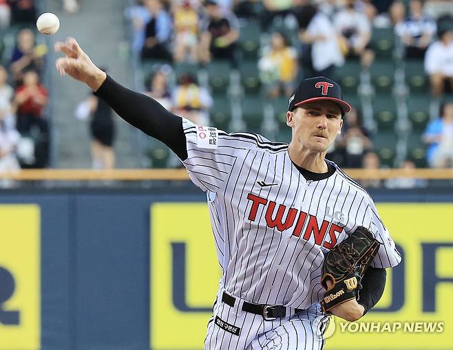 역투하는 LG 톨허스크 (서울=연합뉴스) 최재구 기자 = 19일 서울 잠실야구장에서 열린 프로야구 롯데-LG경기에서 LG선발 톨허스크가 역투하고 있다. 2025.8.19 jjaeck9@yna.co.kr