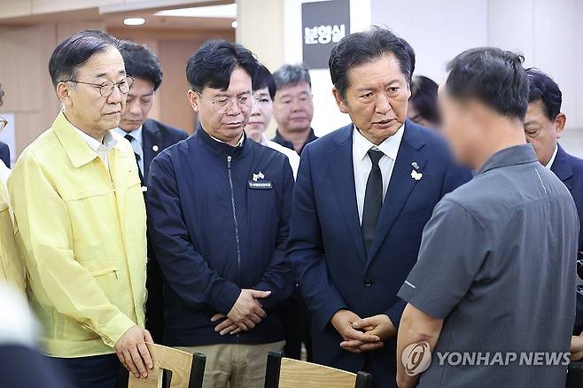 청도 열차사고 유족 위로하는 정청래 대표와 두 장관 (청도=연합뉴스) 서대연 기자 = 더불어민주당 정청래 대표(오른쪽 두번째)와 김윤덕 국토교통부 장관(왼쪽 첫번째), 김영훈 고용노동부 장관(왼쪽 두번째)이 19일 경북 청도군 청도대남병원에 장례식장에 마련된 무궁화호 열차사고 사망자 빈소를 찾아 유족을 위로하고 있다.
    이날  경북 청도군에서 무궁화호 열차가 경부선 철로 점검 작업을 위해 선로 주변에 있던 근로자들을 잇따라 치는 사고가 발생해 2명이 숨지고 5명이 다쳤다. 2025.8.19 dwise@yna.co.kr
