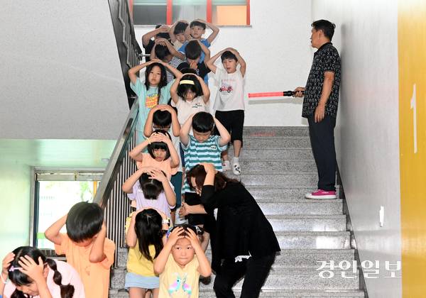 을지연습과 연계해 공습 대비 민방위 대피훈련이 실시된 20일 오후 수원시 영통구 효동초등학교에서 학생들이 통제에 따라 대피 훈련을 하고 있다. 2025.8.20 /최은성기자 ces7198@kyeongin.com
