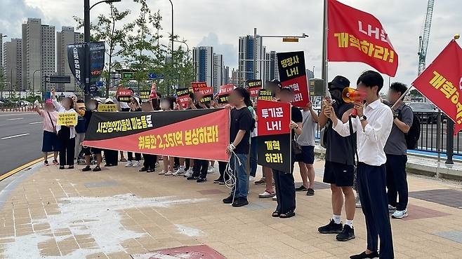 ▲ 사전청약 피해자 비상대책위원회는 지난 17일 운정중앙역 광장에서 LH를 규탄하는 집회를 열었다. /사진제공=사전청약 피해자 비상대책위원회