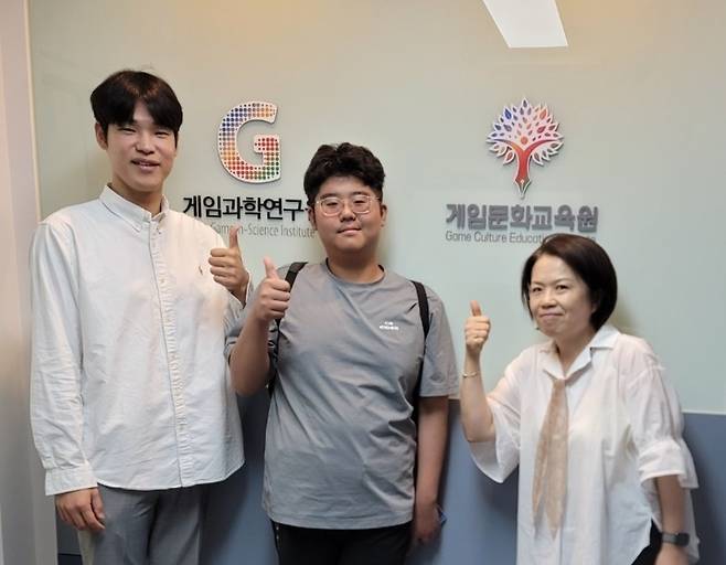 ▲ 연쳔 백학중 1학년 황태경(13, 가운데)군이 김현경 게임문화교육원장(오른쪽), LCK 챌린저스 리그 이성훈 캐스터와 함께 기념 사진을 찍었다.