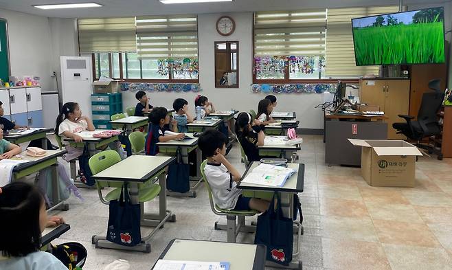 ▲&nbsp;성남 복정초등학교 학생들이 쌀 사랑 교육을 받고 있다. /사진제공=복정초등학교