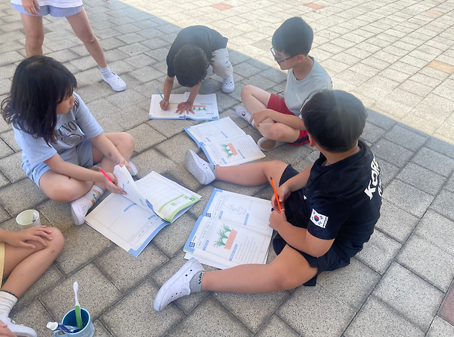 ▲&nbsp;성남 복정초등학교 학생들이 관찰일지를 작성하고 있다. /사진제공=복정초등학교