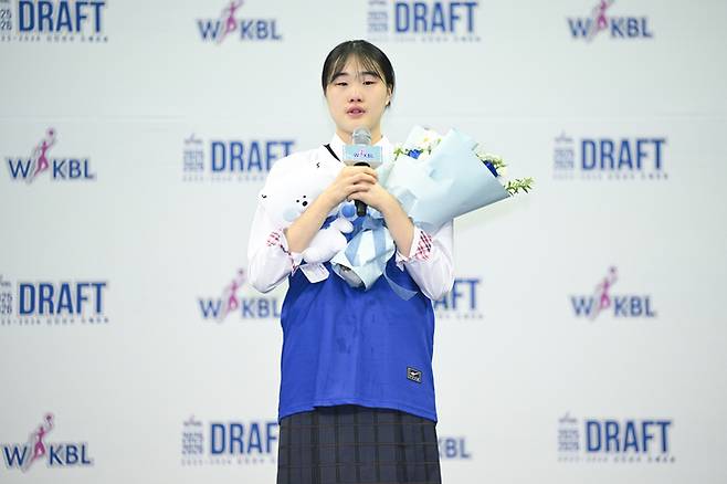 20일 부천체육관에서 열린 2025~2026 WKBL 신인선수 드래프트 1라운드 1순위로 신한은행에 지명된 이가현(수피아여고)이 소감을 말하고 있다. 사진=WKBL