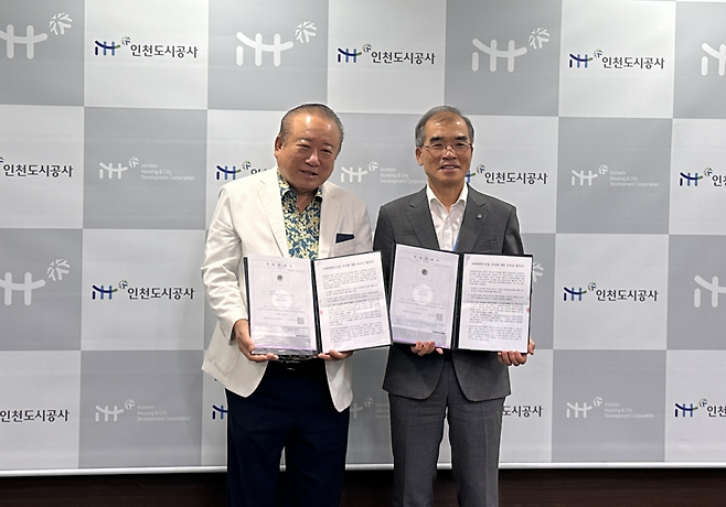 ㈜싸이칸개발과 iH가 씨앤케이건설㈜ 주식에 대한 주주간 합의서를 체결하고 기념촬영을 하고 있다.