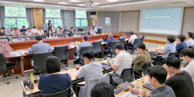 충남연구원이 제1회 미래정책 콜로키움을 개최하고 정부의 과학기술정책과 충남의 특화R&D 구상을 논의했다. /충남연구원 제공