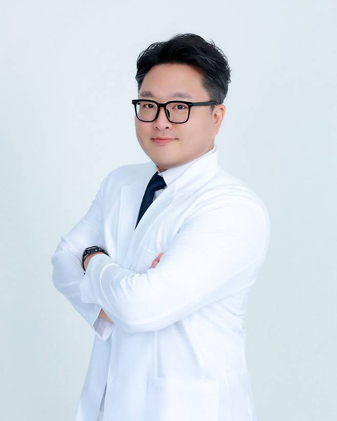 중학교때 몸이 작고 왜소한 것을 극복하려 동네 헬스장에서 운동을 시작한 유현진 진료원장은 이제는 보디빌딩 지도자 2급 자격증을 획득해 진료에 접목하고 있다.
