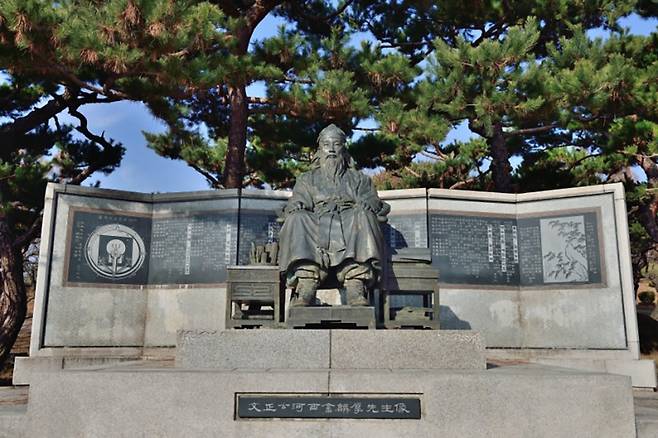 하서 김인후 동상(광주 중외공원)