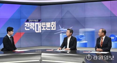 강원 자치발전 전략 대토론회 양구군편이 19일 G1방송 스튜디오에서 서흥원 군수, 전만식 강원연구원 박사가 참석한 가운데 열렸다. 신세희기자