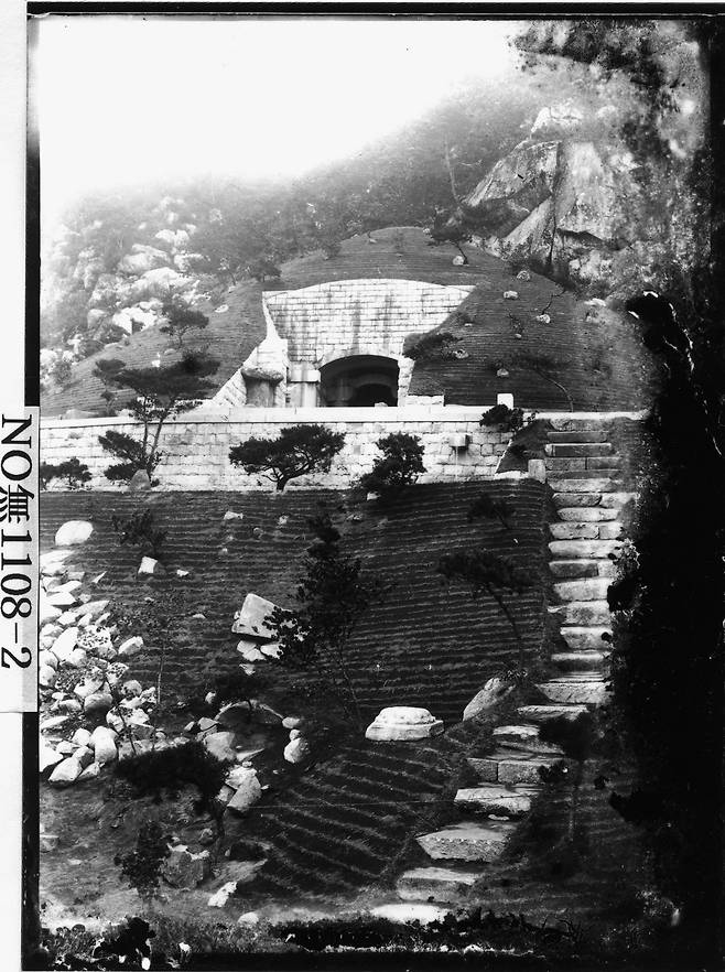 1915년 석굴암 보수공사 낙성 직후 촬영된 외관 사진으로 일제가 콘크리트 돔을 덮고 잔디를 입힌 상태가 드러난다. 원형 훼손과 인공 개입의 흔적이 뚜렷하게 남아 있으며, 신라 고유의 건축미는 감춰지고 제국주의식 미감이 강조된 모습이다. /중앙박물관e뮤지엄, 건판30028