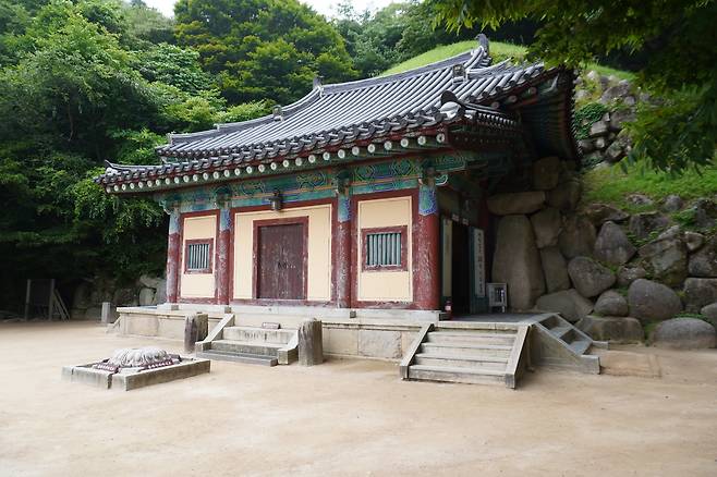 석굴암 전각은 본존불을 보호하기 위해 세운 전통 양식의 목조건물로, 신라의 조형미와 현대 보존의 조화를 상징하는 구조물이다. /박시윤 작가 제공