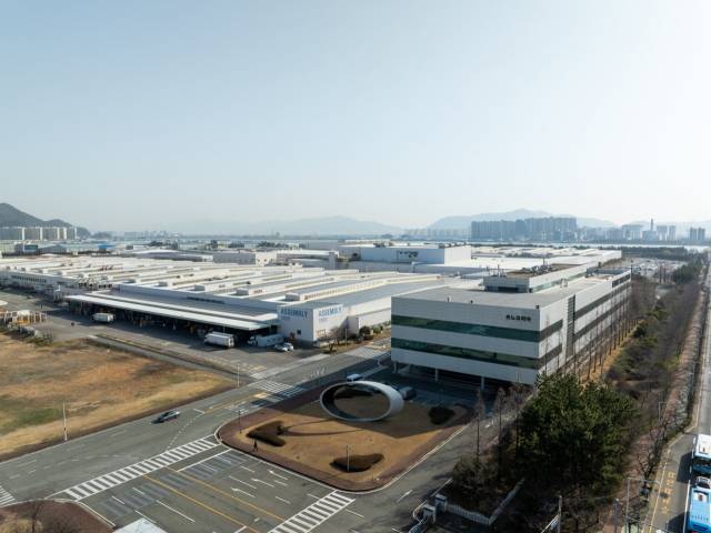 르노코리아 부산공장 조립라인 내 새롭게 설치한 전기차 생산 대응 섀시행거(위)와 르노코리아 부산공장 전경. 르노코리아 제공