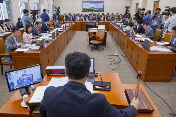안호영 국회 환경노동위원회 위원장이 20일 국회에서 소관기관 2024년도 결산 보고를 위한 환노위 전체회의를 개회하고 있다.연합