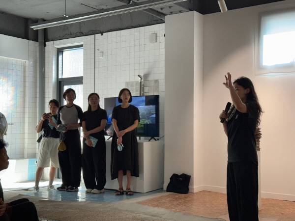 이화영 작가가 19일 의성 안계미술관 전시 '마을이라는 이름' 리셉션에서 작품 의도와 제작 과정을 설명하며 관람객들과 소통하고 있다. 안계미술관