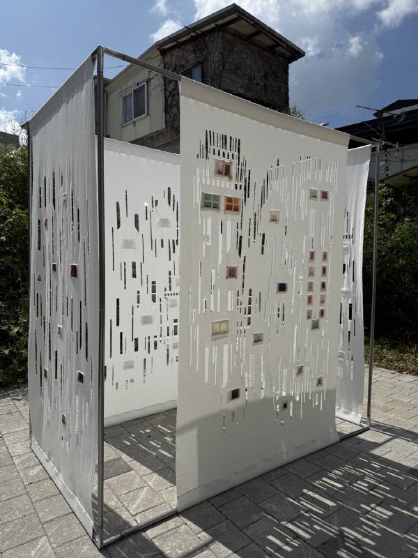 안계미술관 야외에 설치된 이화영 작가의 작품은 빛과 그림자가 교차하며 인공 구조물 속에서 살아 숨 쉬는 마을의 흔적을 드러냈다. 안계미술관