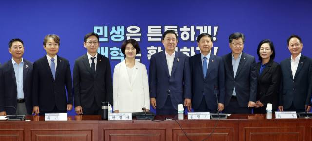 20일 서울 여의도 국회 의원회관에서 열린 새정부 경제성장전략 관련 당정 협의에서 더불어민주당 김병기 원내대표, 구윤철 부총리 겸 기재부 장관 등 참석자들이 기념촬영을 하고 있다./연합뉴스/