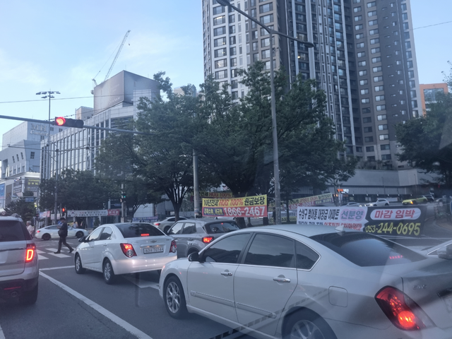 옛 MBC네거리인 벤처밸리네거리 일대가 퇴근시간에 밀려든 차량과 함께 미분양 해소를 위해 내걸린 홍보현수막으로 가득하다. 김상진 기자
