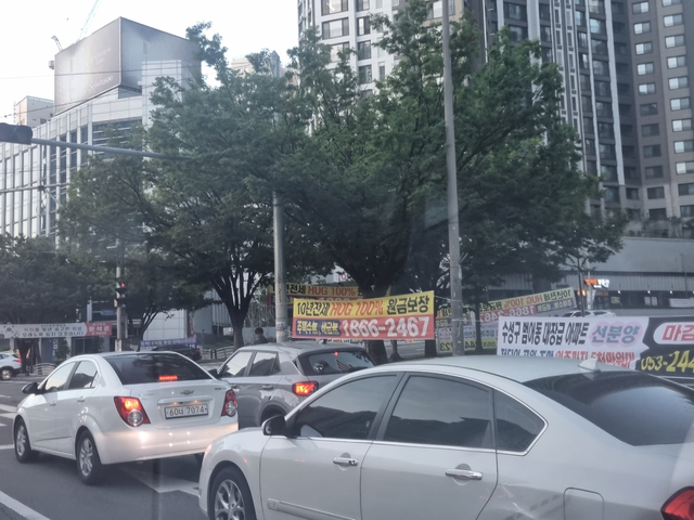 옛 MBC네거리인 벤처밸리네거리 일대가 퇴근시간에 밀려든 차량과 함께 미분양 해소를 위해 내걸린 홍보현수막으로 가득하다. 김상진 기자