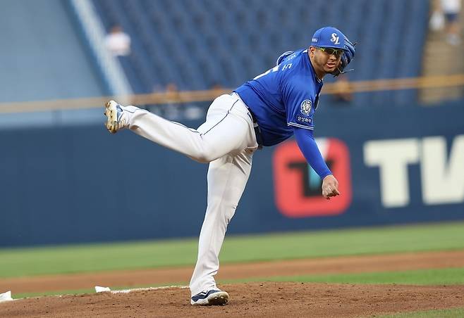 지난 19일 오후 6시30분 창원 NC파크에서 열린 '2025 신한 SOL 뱅크 KBO리그' 삼성 라이온즈와 NC 다이노스 경기에서 아리엘 후라도가 호투 중이다. <삼성 라이온즈 제공>