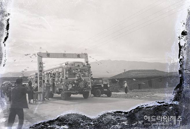 1962년10월20일 제주도 첫 시내버스 개통식. 사진=제주특별자치도