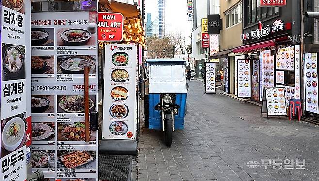한산한 음식점거리. 뉴시스.