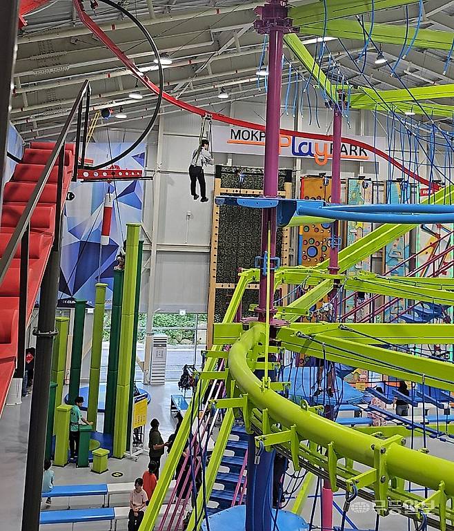 기자가 파크 내부를 한 바퀴 순회하는 '공중놀이시설'을 체험하는 모습. 초대형 야외 놀이동산에 비해서 코스 자체는 짧았으나, 반복 탑승할 수 있고 대기시간이 짧다는 점에서 수요가 있어 보였다.