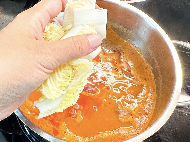 육수_배추넣는_사진_jpg