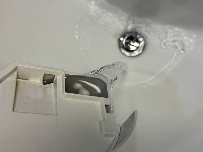 제습기물_버리는_사진_jpg