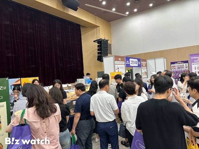 지난 19일 19일 오후 서울 강남역 인근의 한 컨벤션센터에서 열린 CU의 '2025 하반기 상품 컨벤션'에 많은 점주들이 몰렸다. / 사진=정혜인 기자 hij@