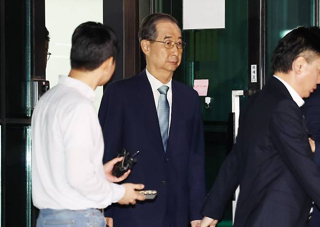 피의자 신분으로 내란특검에 소환된 한덕수 전 국무총리가 20일 서울 서초구 서울고검에 마련된 특검 사무실을 나서고 있다. (사진=연합뉴스)