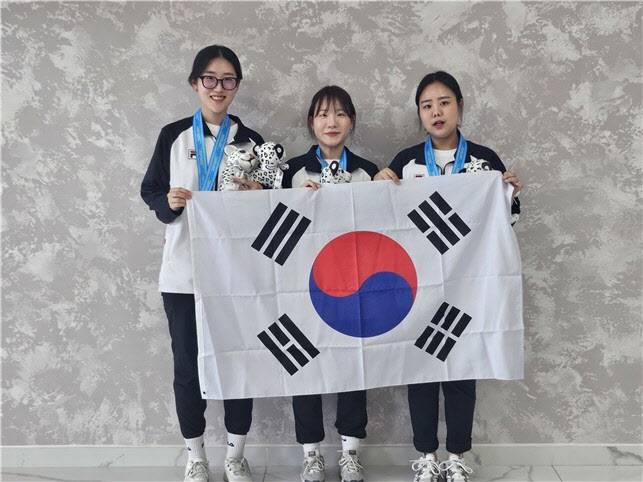 (왼쪽부터)양지인, 유현영, 김보미. 세 사람은 공기권총 여자 일반부에서 은메달을 합작했다. 사진=대한사격연맹