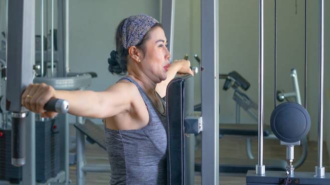 덤벨(아령)·바벨(역기)·머신을 이용한 근력운동이 골밀도가 낮은 60대 여성에게 좋은 개선 효과를  낸다. 가볍게 시작해 점차 강도를 높이는 게 바람직하다. [사진=게티이미지뱅크]