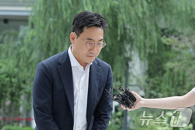 조영탁 IMS모빌리티 대표가 2일 오전 서울 종로구에 마련된 김건희 특검팀(특별검사 민중기) 사무실로 조사를 받기 위해 출석하며 취재진에게 인사하고 있다. 2025.8.2/뉴스1 ⓒ News1 신웅수 기자