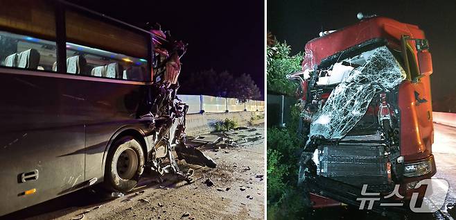 (대구=뉴스1) 남승렬 공정식 기자 = 19일 오후 11시 2분쯤 대구 군위 효령면 영천 방향 상주영천고속도로 효령터널 인근에서 25톤 화물차가 관광버스를 추돌했다. 사고 후 파손된 관광버스(왼쪽)와 화물차. (대구소방본부 제공. 재판매 및 DB 금지) 2025.8.19/뉴스1