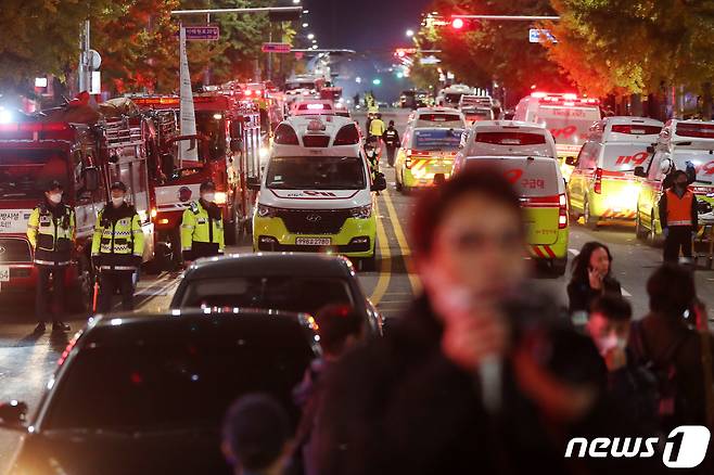 서울 용산구 이태원 일대가 압사 사고로 인해 출동한 소방차와 구급차들로 가득차 있다. 2022.10.30/뉴스1 ⓒ News1 민경석 기자