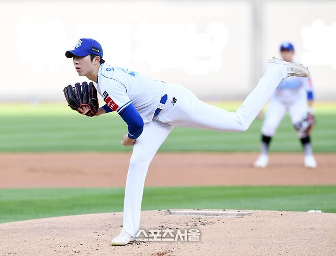 KT 오원석이 12일 수원 KT위즈파크에서 열린 2025 KBO리그 LG와 경기에 선발 등판해 힘차게 공을 던지고 있다. 수원 | 박진업 기자 upandup@sportsseoul.com