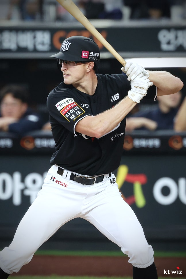 앤드류 스티븐슨이 타격에 임하고 있다. 사진 | KT 위즈
