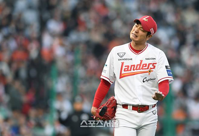 SSG 선발 김광현이 16일 인천 SSG랜더스필드에서 열린 2025 KBO리그 한화와 경기 2회초 2사 한화 채은성에게 솔로 홈런을 허용한 뒤 아쉬워하고 있다. 문학 | 박진업 기자 upandup@sportsseoul.com